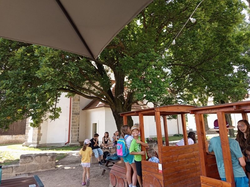 Děti během táborového výletu u turistického vláčku